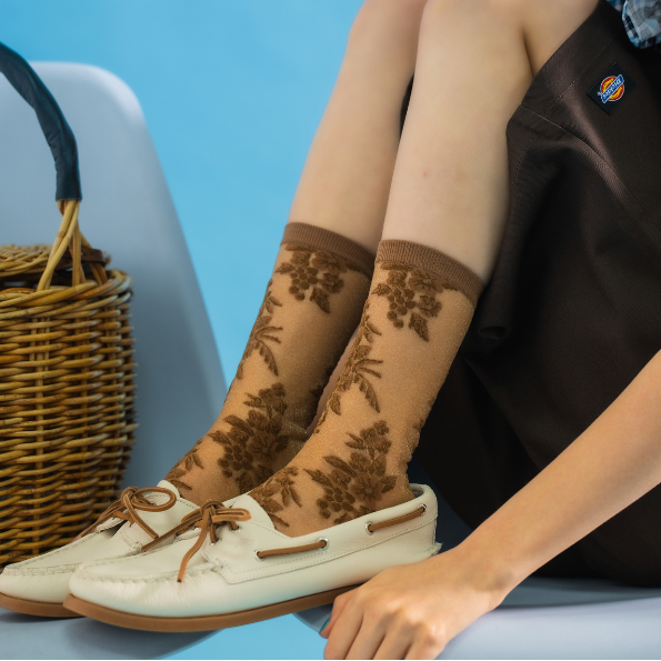 011141594 Sheer Vine Pattern Crew Socks